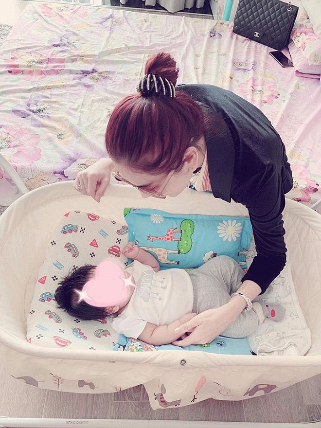 Lâm Khánh Chi chính thức công khai con trai đầu lòng cực đáng yêu ảnh 7 Lâm Khánh Chi từng chia sẻ hình ảnh con trước đó nhưng quyết giấu mặt.