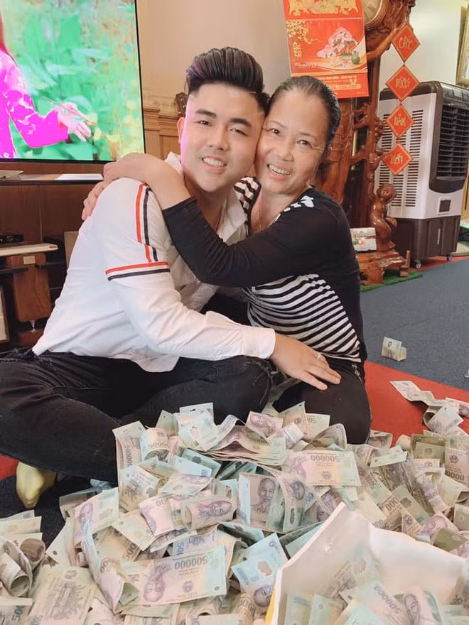 Bố mẹ ngã ngửa trước quà khủng “soái ca” tích cóp cả năm trao tặng ảnh 2