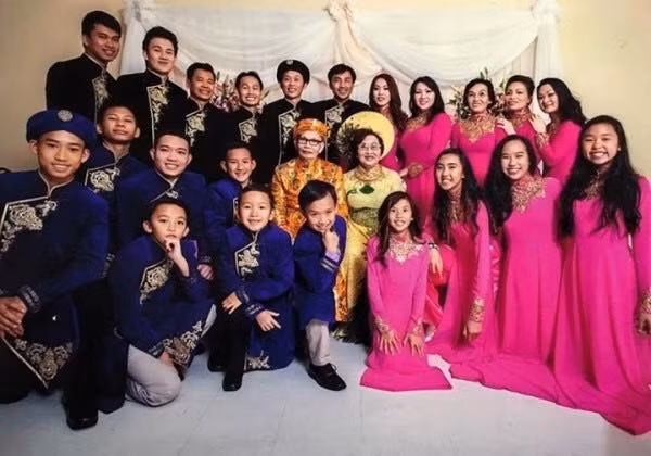 Lễ kỉ niệm 50 năm ngày cưới của bố mẹ nam danh hài Hoài Linh được tổ chức vào năm 2014 với sự có mặt của đầy đủ con cháu trong gia đình.