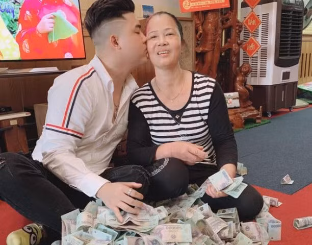 Bố mẹ ngã ngửa trước quà khủng “soái ca” tích cóp cả năm trao tặng 