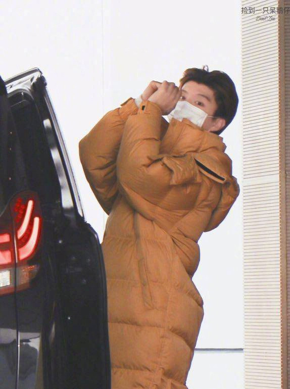 Đập tan tin đồn chia tay, Lý Thần cùng mẹ vợ tương lai ra tận sân bay đón em trai Phạm Băng Băng về - Ảnh 3.