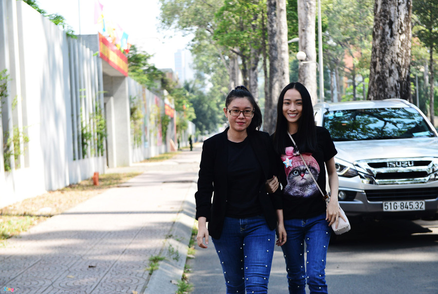 Sáng 1/2, Trương Hồ Phương Nga và Nguyễn Đức Thùy Dung đến Công an TP.HCM nhận quyết định đình chỉ điều tra bị can trong vụ án lừa đảo 16,5 tỷ đồng của ông Cao Toàn Mỹ, do cơ quan điều tra không đủ căn cứ xác định hành vi của Nga và Dung. Nhan sac hoa hau Phuong Nga sau hon 4 nam vuong to tung hinh anh 1