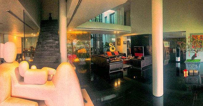 Khoe ảnh dọn nhà đón Tết trên trang cá nhân, Claret Giang Lê (Lê Châu Giang, 26 tuổi) khiến "dân tình" lóa mắt vì cuộc sống sang chảnh. Theo tiết lộ của tiểu thư 9X, kiến trúc của căn nhà được chính cha cô thiết kế. Claret Giang Lê cũng tự thiết kế phòng riêng của mình. Ảnh: @claretgiangle. Rich kid Viet khoe nha trang hoang sang chanh, hop mut vang don Tet hinh anh 1