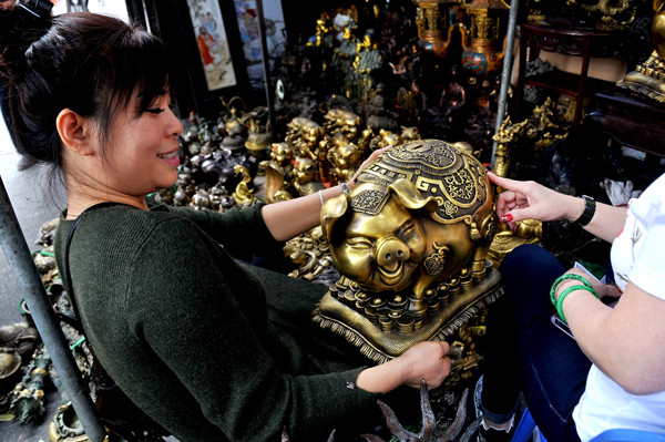 Năm Hợi, ngắm “heo vàng” ở chợ đồ cổ Hàng Lược ảnh 3