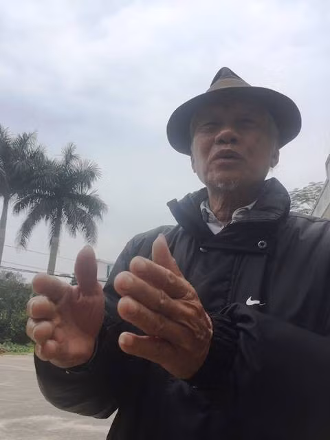  Các cụ già kể lại câu chuyện trai gái hai làng hàng trăm năm không cưới nhau. 