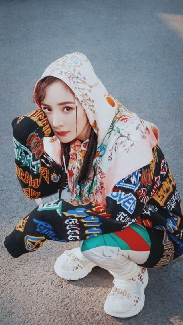 Chịu đủ thị phi tình ái, 2 mỹ nhân này vẫn xinh đẹp bền vững hết phần thiên hạ ảnh 10 Chịu đủ thị phi tình ái, 2 mỹ nhân này vẫn xinh đẹp bền vững hết phần thiên hạ ảnh 10