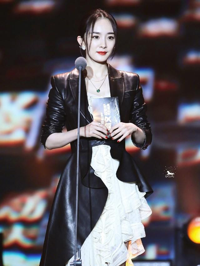 Chịu đủ thị phi tình ái, 2 mỹ nhân này vẫn xinh đẹp bền vững hết phần thiên hạ ảnh 17 Chịu đủ thị phi tình ái, 2 mỹ nhân này vẫn xinh đẹp bền vững hết phần thiên hạ ảnh 17