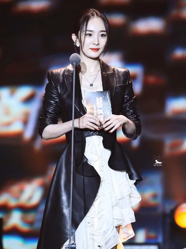 Chịu đủ thị phi tình ái, 2 mỹ nhân này vẫn xinh đẹp bền vững hết phần thiên hạ ảnh 17