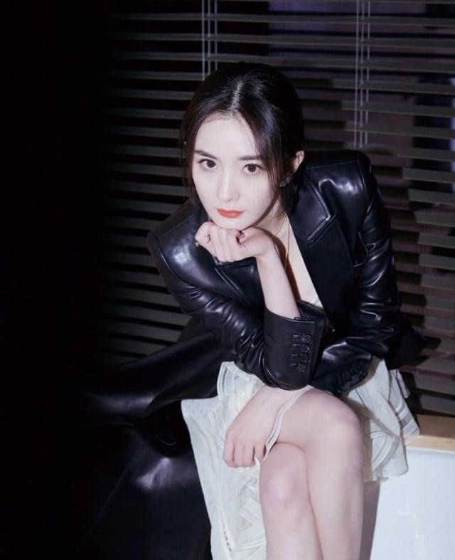 Chịu đủ thị phi tình ái, 2 mỹ nhân này vẫn xinh đẹp bền vững hết phần thiên hạ ảnh 16 Chịu đủ thị phi tình ái, 2 mỹ nhân này vẫn xinh đẹp bền vững hết phần thiên hạ ảnh 16