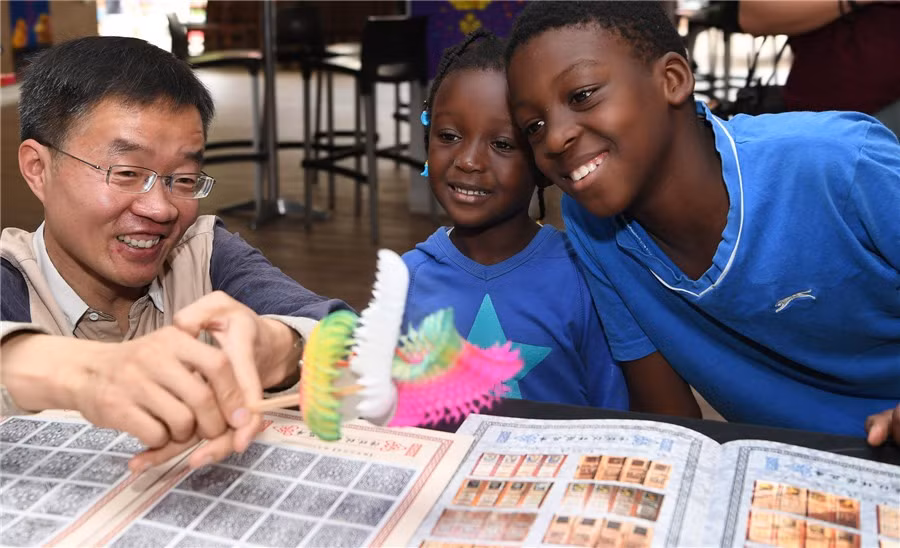 Một nghệ nhân làm đèn truyền thống giới thiệu những chiếc đèn thủ công cho người dân địa phương ở Pretoria, Nam Phi. Ảnh: Xinhua.