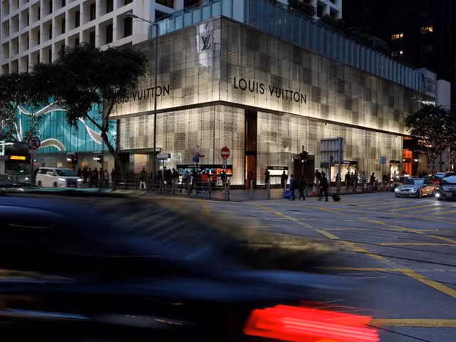 Nơi mua sắm yêu thích của giới giàu có Hong Kong bao gồm The Landmark với cửa hàng flagship tại châu Á của Louis Vuitton, con phố Tsim Sha Tsuis Canton với hàng loạt cửa hàng xa xỉ như Gucci, Marc Jacobs, Chanel, Dior liên tiếp nhau. 