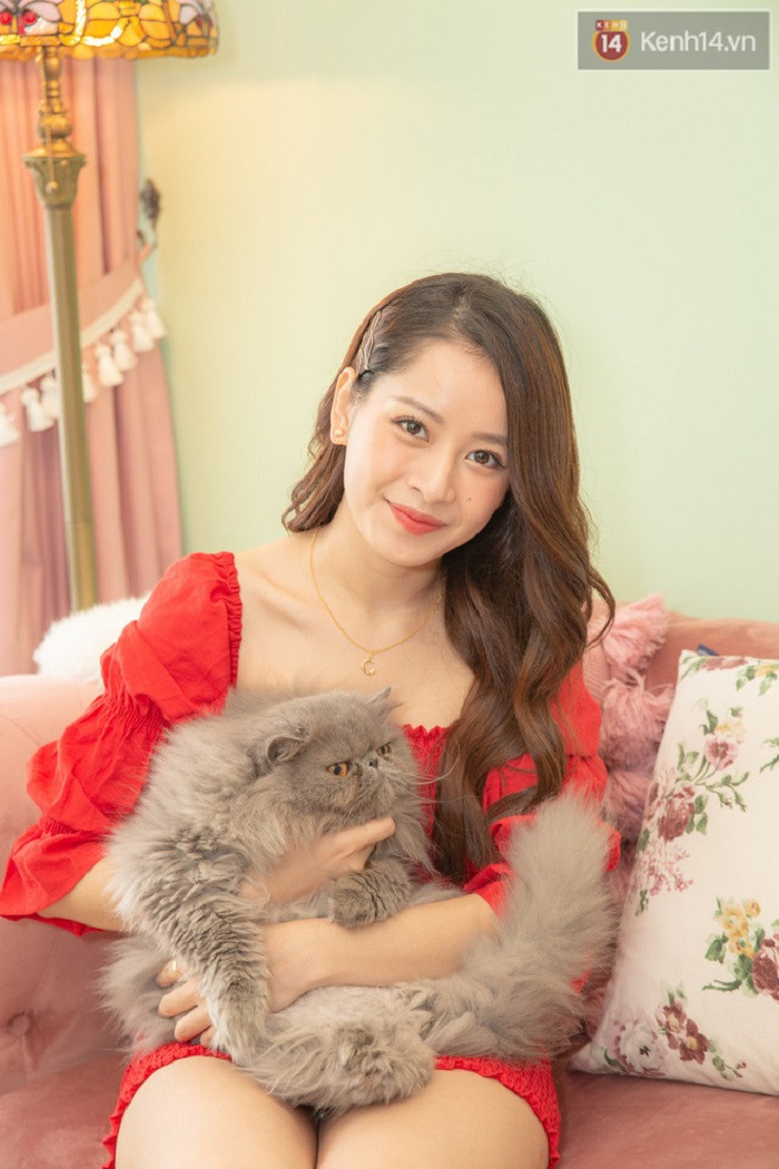 Hé lộ bên trong căn hộ mới tậu thiết kế cực đẹp của Chipu ảnh 2 Chi Pu lan dau he lo ben trong can ho moi tau dam chat phuong Tay, thiet ke cuc dep hinh anh 2