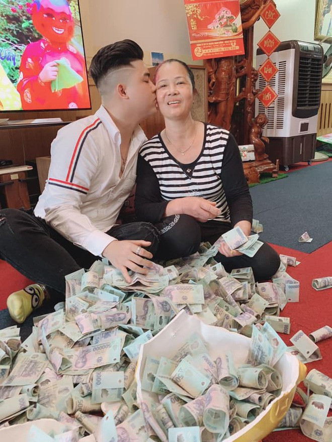 Bố mẹ ngã ngửa trước quà khủng “soái ca” tích cóp cả năm trao tặng ảnh 3