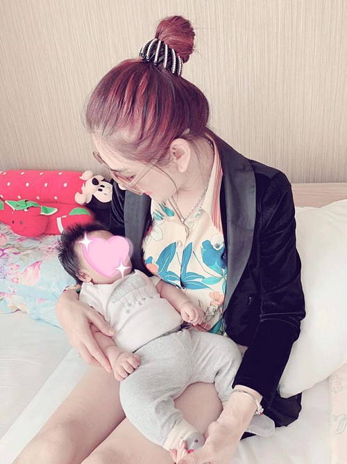 Lâm Khánh Chi chính thức công khai con trai đầu lòng cực đáng yêu ảnh 8 “Công chúa” tiết lộ con đầu lòng được sinh ra từ trứng của chị dâu và tinh trùng của mình.