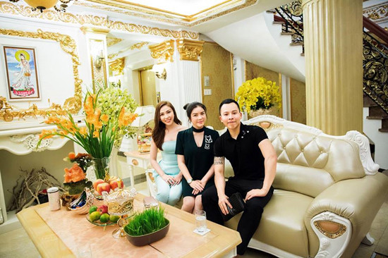 Biệt thự xa hoa của 6 mỹ nhân Việt khiến ai cũng trầm trồ ảnh 4 nhung-dinh-thu-xa-hoa-nhu-cung-dien-cua-dan-my-nhan-viet-2