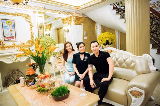 Biệt thự xa hoa của 6 mỹ nhân Việt khiến ai cũng trầm trồ ảnh 4 nhung-dinh-thu-xa-hoa-nhu-cung-dien-cua-dan-my-nhan-viet-2