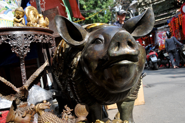 Năm Hợi, ngắm “heo vàng” ở chợ đồ cổ Hàng Lược ảnh 8