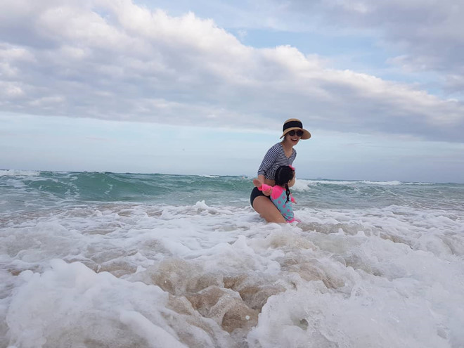 Trên Instagram, nữ diễn viên Yoo Sun công khai nhiều khoảnh khắc cùng con gái đùa nghịch trên biển. Hình ảnh này được chụp tại Bãi Dài, Nha Trang. Mỹ nhân phim Bốn chàng quý tử tới Việt Nam cùng gia đình từ hôm 6/2 (mùng 1 Tết). “Chúng tôi đang ở một nơi thật tuyệt vời”, cô viết. My nam, my nu Han Quoc khoe anh toi Viet Nam don Tet hinh anh 4