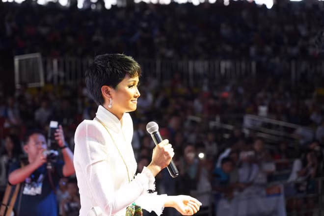 Đây là lần đầu tiên H"Hen Niê có bài diễn thuyết trước những lãnh đạo cao cấp của một quốc gia khác. Cô rất hồi hộp nhưng cũng chuẩn bị thật kỹ nội dung thuyết trình về hành trình đi lên của mình, ấn tượng của cô về đất nước Philippines cũng như việc ủng hộ quỹ vì thanh niên tại đây. H