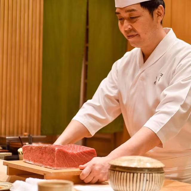  Bạn cũng có thể bắt gặp một tỷ phú USD ăn tối tại Sushi Shikon, một trong 82 nhà hàng có sao Michelin tại Hong Kong. Một set ăn tối với 6 món khai vị, 10 miếng sushi, một chén súp và tráng miệng có giá 450 USD. 