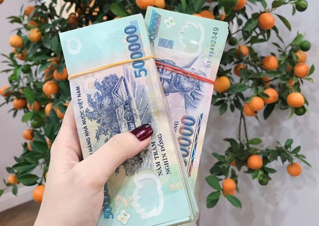 Hằng Túi “khoe” được chồng lì xì cọc tiền toàn 500k khiến hội chị em "phát sốt"