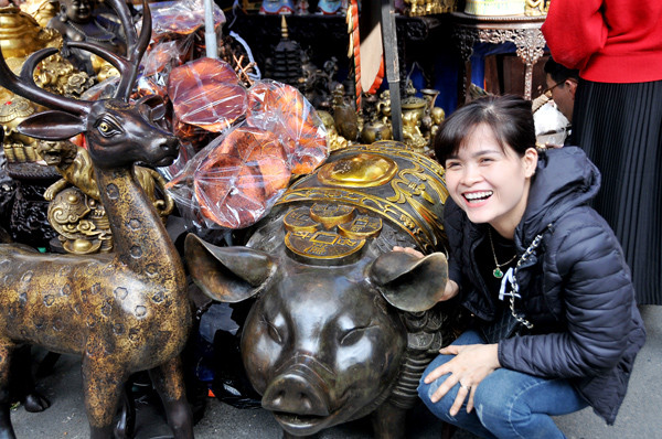 Năm Hợi, ngắm “heo vàng” ở chợ đồ cổ Hàng Lược ảnh 10