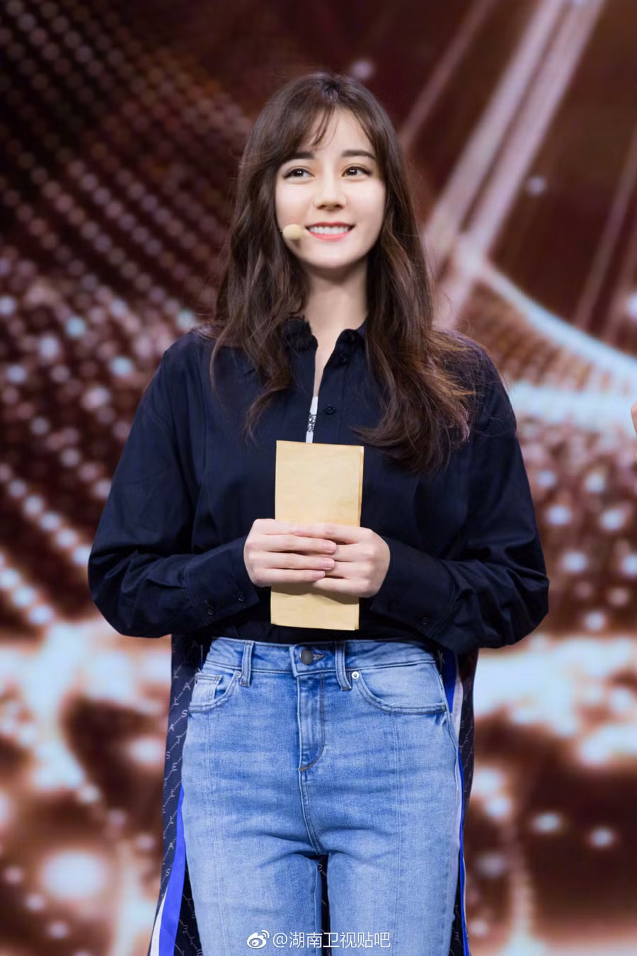 Mặc đồ hiệu đẹp hơn cả người mẫu, Địch Lệ Nhiệt Ba chứng tỏ nhan sắc và thần thái đỉnh cao không ai có thể phủ nhận - Ảnh 1. Mặc đồ hiệu đẹp hơn cả người mẫu, Địch Lệ Nhiệt Ba chứng tỏ nhan sắc và thần thái đỉnh cao không ai có thể phủ nhận - Ảnh 1.