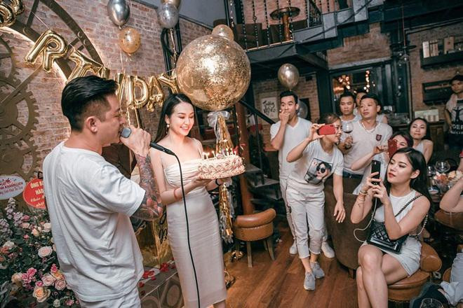 Bất ngờ cuộc sống của Hương Baby sau 4 năm làm vợ Tuấn Hưng ảnh 2 Hương Baby được ông xã Tuấn Hưng hết mực cưng chiều.
