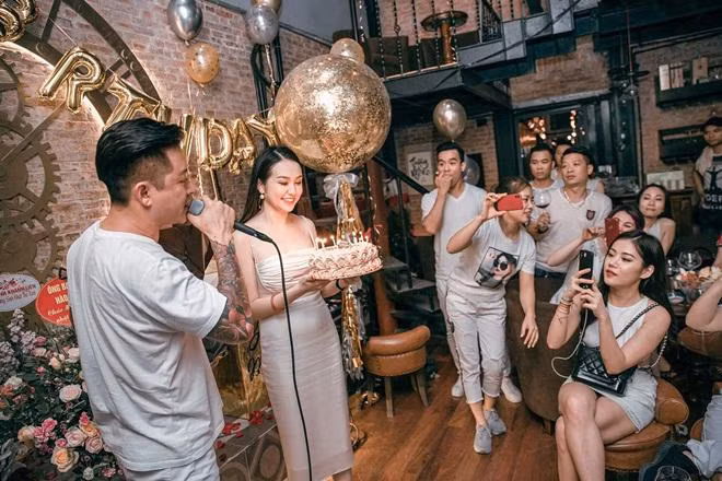 Hương Baby được ông xã Tuấn Hưng hết mực cưng chiều.