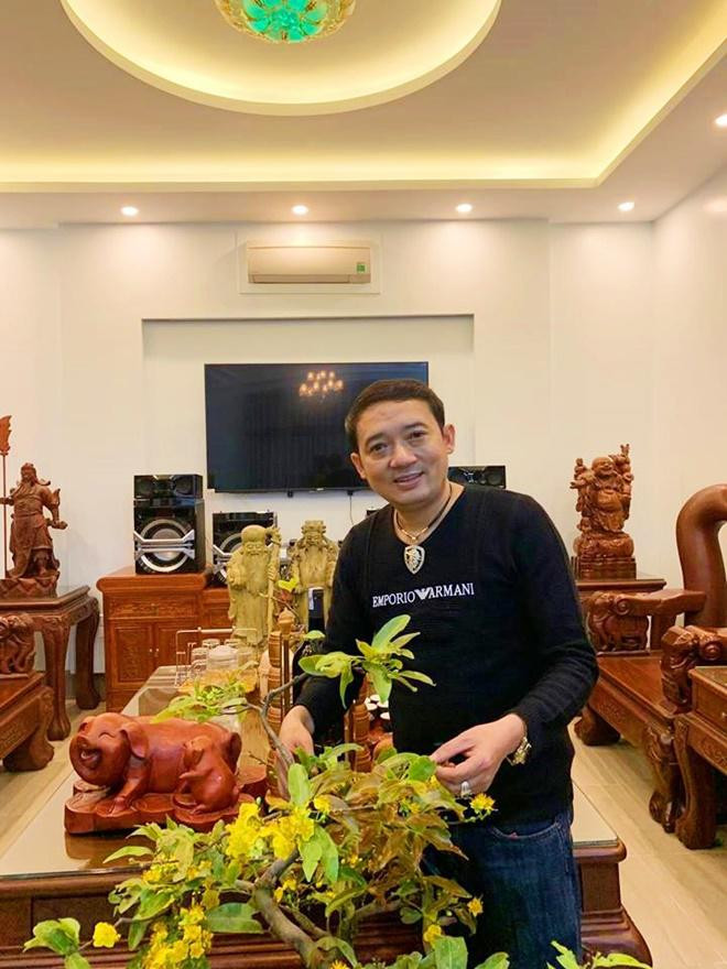 Căn nhà tiền tỷ "ngập" đồ gỗ của danh hài Chiến Thắng ảnh 1 can nha tien ty nhu cua hang do go cua danh hai chien thang ruc ro don tet ky hoi - 1