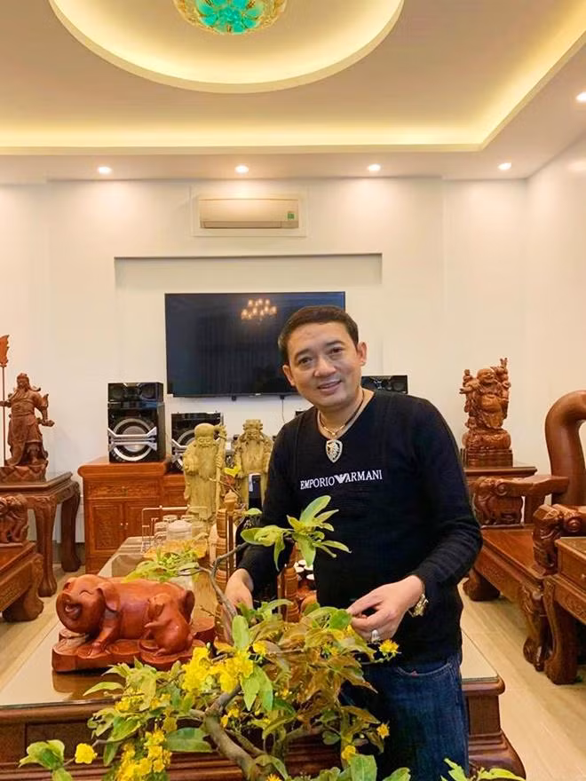 Căn nhà tiền tỷ "ngập" đồ gỗ của danh hài Chiến Thắng ảnh 1 can nha tien ty nhu cua hang do go cua danh hai chien thang ruc ro don tet ky hoi - 1