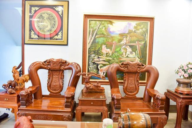 Căn nhà tiền tỷ "ngập" đồ gỗ của danh hài Chiến Thắng ảnh 12 can nha tien ty nhu cua hang do go cua danh hai chien thang ruc ro don tet ky hoi - 12