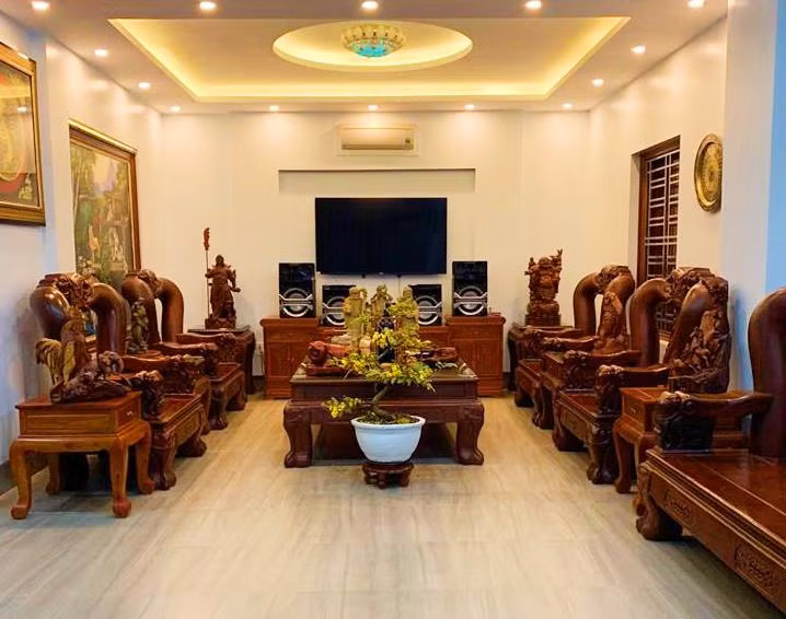 Căn nhà tiền tỷ "ngập" đồ gỗ của danh hài Chiến Thắng ảnh 10 can nha tien ty nhu cua hang do go cua danh hai chien thang ruc ro don tet ky hoi - 10