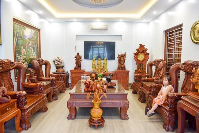 Căn nhà tiền tỷ "ngập" đồ gỗ của danh hài Chiến Thắng ảnh 2 can nha tien ty nhu cua hang do go cua danh hai chien thang ruc ro don tet ky hoi - 2