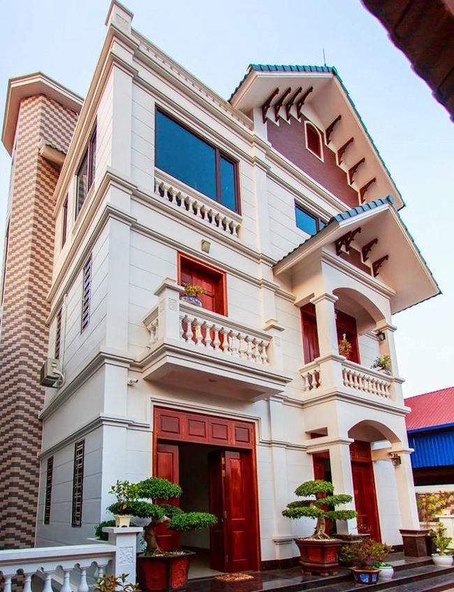 Căn nhà tiền tỷ "ngập" đồ gỗ của danh hài Chiến Thắng ảnh 8 can nha tien ty nhu cua hang do go cua danh hai chien thang ruc ro don tet ky hoi - 8