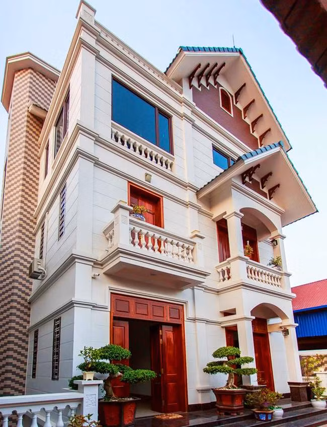 Căn nhà tiền tỷ "ngập" đồ gỗ của danh hài Chiến Thắng ảnh 8 can nha tien ty nhu cua hang do go cua danh hai chien thang ruc ro don tet ky hoi - 8