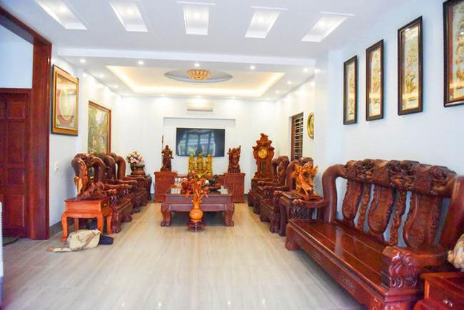 Căn nhà tiền tỷ "ngập" đồ gỗ của danh hài Chiến Thắng ảnh 11 can nha tien ty nhu cua hang do go cua danh hai chien thang ruc ro don tet ky hoi - 11