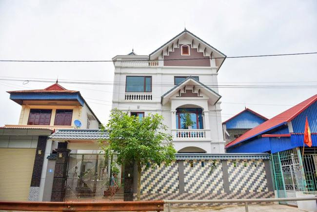 Căn nhà tiền tỷ "ngập" đồ gỗ của danh hài Chiến Thắng ảnh 7 can nha tien ty nhu cua hang do go cua danh hai chien thang ruc ro don tet ky hoi - 7