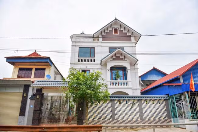 Căn nhà tiền tỷ "ngập" đồ gỗ của danh hài Chiến Thắng ảnh 7 can nha tien ty nhu cua hang do go cua danh hai chien thang ruc ro don tet ky hoi - 7