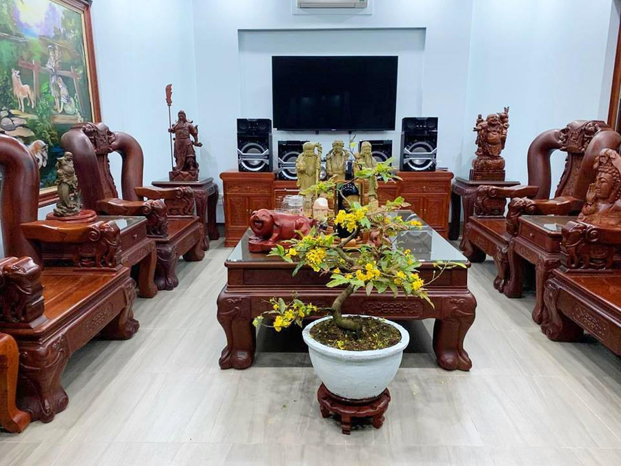 Căn nhà tiền tỷ "ngập" đồ gỗ của danh hài Chiến Thắng ảnh 3 can nha tien ty nhu cua hang do go cua danh hai chien thang ruc ro don tet ky hoi - 3