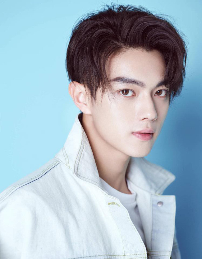 Dàn nam thần, mỹ nhân tuổi Hợi của Cbiz: Người sở hữu gia thế khủng, kẻ vụt sáng chỉ sau 1 đêm - Ảnh 17. Dàn nam thần, mỹ nhân tuổi Hợi của Cbiz: Người sở hữu gia thế khủng, kẻ vụt sáng chỉ sau 1 đêm - Ảnh 17.