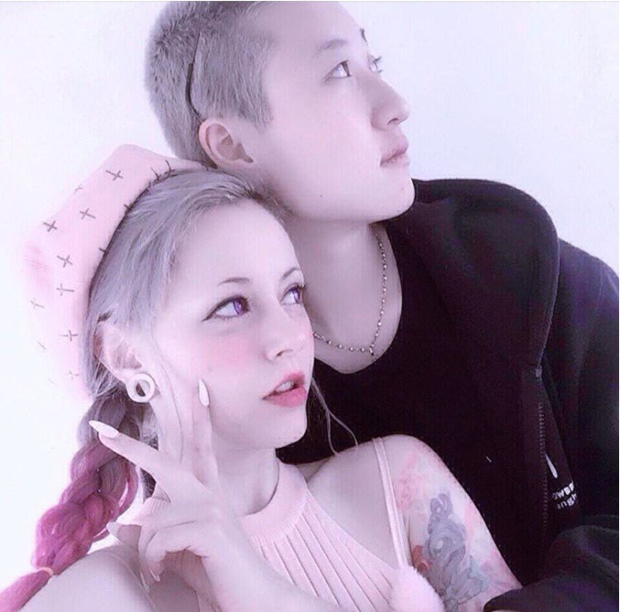 "Vợ hờ" Thành Long đăng loạt ảnh chỉ trích con dâu lười nhác ảnh 1