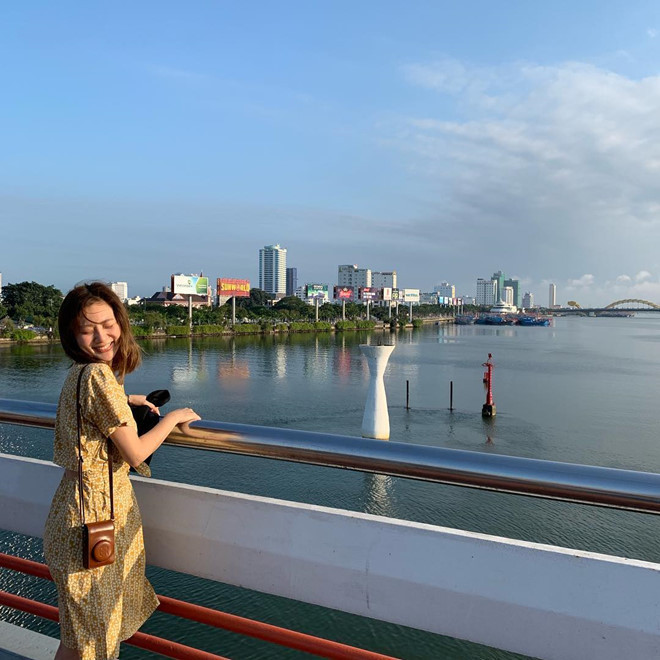 Nữ ca sĩ tỏ ra hứng thú với nón lá, các món ăn đường phố và đặc biệt cơm gà Hội An. Cô còn thả hoa đăng mang theo ước nguyện cầu chúc may mắn trong năm Kỷ Hợi. My nam, my nu Han Quoc khoe anh toi Viet Nam don Tet hinh anh 2