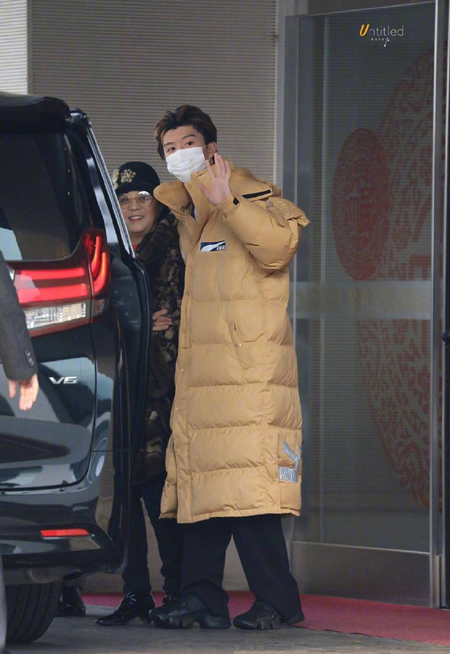 Đập tan tin đồn chia tay, Lý Thần cùng mẹ vợ tương lai ra tận sân bay đón em trai Phạm Băng Băng về - Ảnh 1.