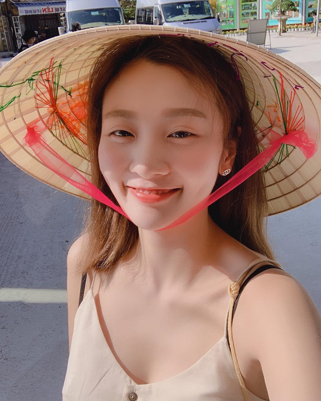 Đà Nẵng, Nha Trang và Hội An đang trở thành điểm đến lý tưởng của nhiều nghệ sĩ Hàn Quốc. Dịp Tết Kỷ Hợi, nữ ca sĩ Ahn Jiyoung của nhóm Bolbbalgan4 lặng lẽ đến Việt Nam đón Tết. Cô nghỉ ngơi ở một khách sạn tại Đà Nẵng, du lịch phố cổ Hội An. Trên Instagram, cô chia sẻ nhiều hình ảnh trong chuyến du lịch ngắn ngày. My nam, my nu Han Quoc khoe anh toi Viet Nam don Tet hinh anh 1