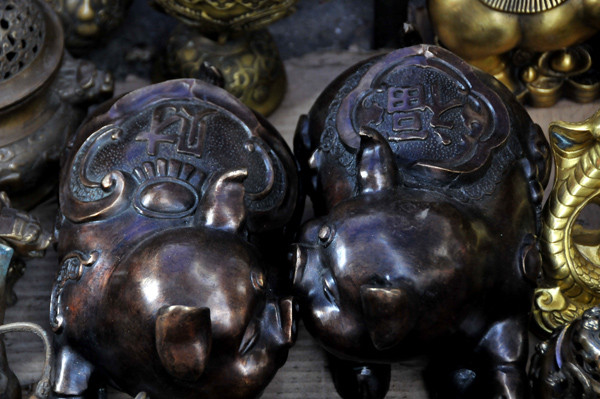 Năm Hợi, ngắm “heo vàng” ở chợ đồ cổ Hàng Lược ảnh 11