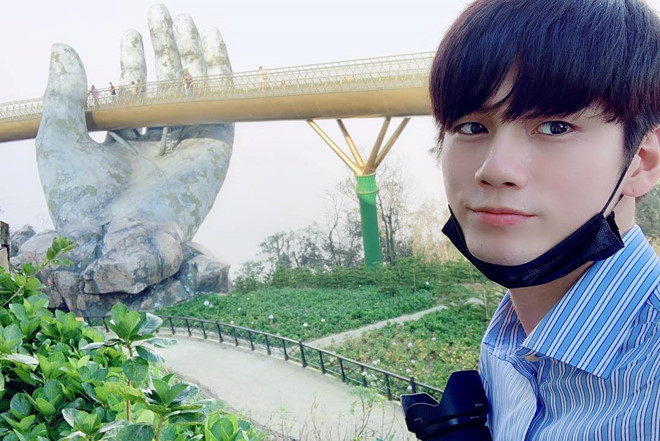 Anh chụp ảnh bên cây cầu Vàng với thiết kế bàn tay khổng lồ được làm từ đá. My nam, my nu Han Quoc khoe anh toi Viet Nam don Tet hinh anh 9