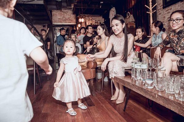 Bất ngờ cuộc sống của Hương Baby sau 4 năm làm vợ Tuấn Hưng ảnh 4 Thu Hương hạnh phúc bên con gái thứ 2.