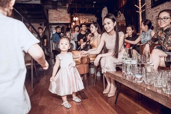 Thu Hương hạnh phúc bên con gái thứ 2.