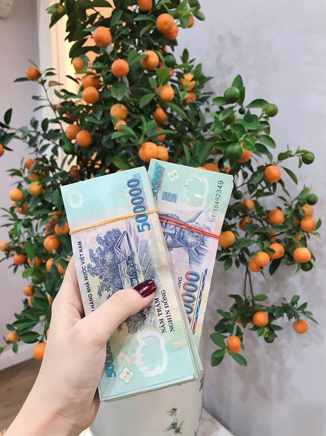 Hằng Túi khoe được chồng lì xì đầu năm, nhưng cọc tiền dày cộm toàn mệnh giá khủng mới khiến hội chị em chú ý - Ảnh 1. Hằng Túi khoe được chồng lì xì đầu năm, nhưng cọc tiền dày cộm toàn mệnh giá khủng mới khiến hội chị em chú ý - Ảnh 1.